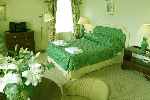 зеленый цвет в интерьере спальни