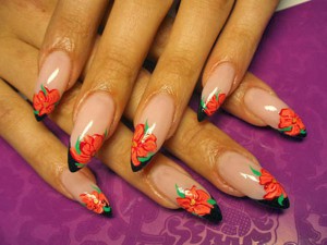 Сочетание красного и зеленого в маникюре